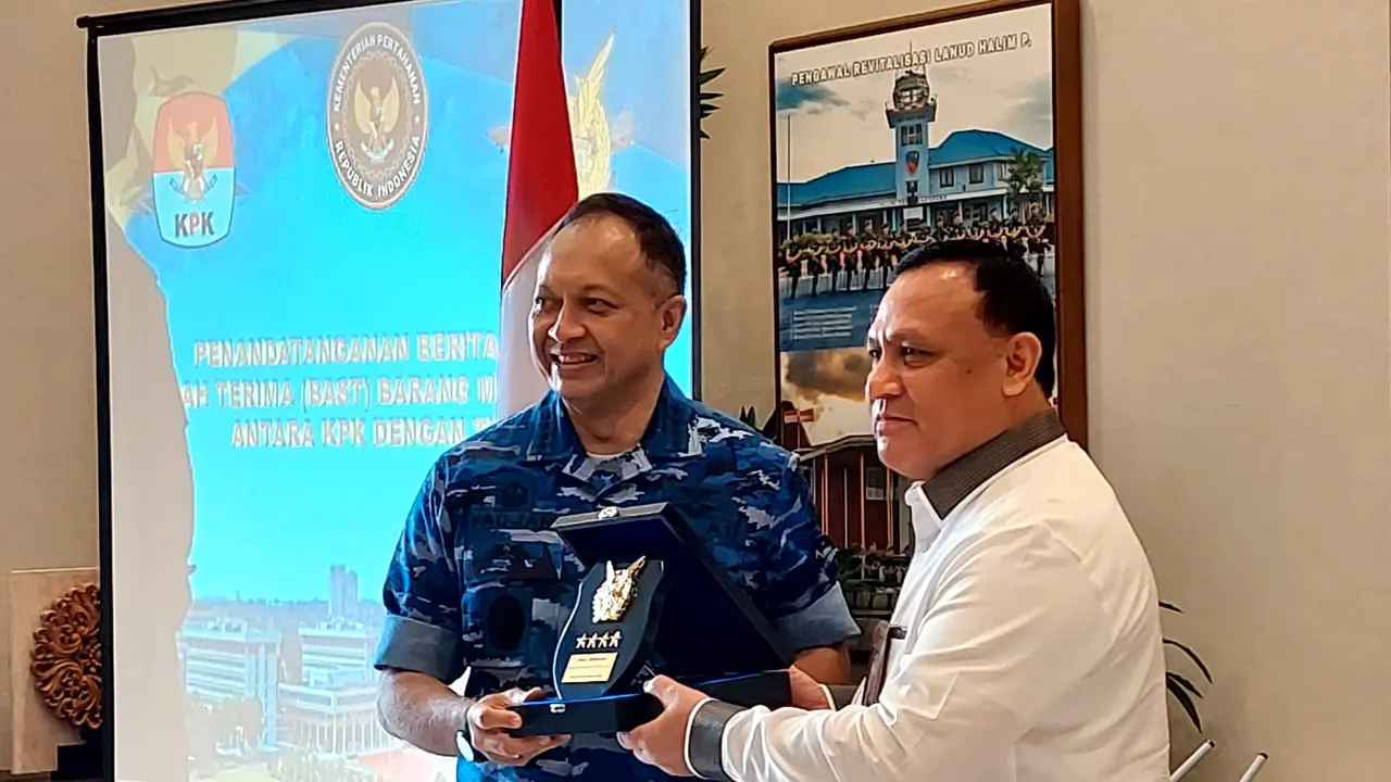 Komisi Pemberantasan Korupsi (KPK) menyerahkan aset rampasan dari mantan Ketua Umum Partai Demokrat Anas Urbaningrum dan mantan Direktur Utama PT Garuda Indonesia Emirsyah Satar ke TNI Angkatan Udara (TNI AU) melalui Kementerian Pertahanan (Kemenhan).