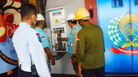 Petugas Rutan Pekanbaru bersama PLN mengecek instalasi listrik agar tidak menimbulkan korsleting dan kebakaran. (Liputan6.com/M Syukur)