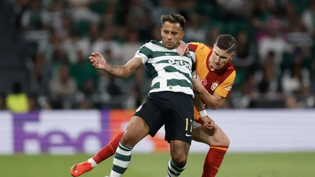 Gelandang Sporting Lisbon, Rodrigo Zalazar (kiri), berebut bola dengan bek Galatasaray, Roland Sallai