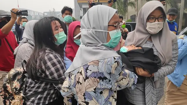 Warga Pekanbaru pingsan karena menghirup kabut asap berlevel berbahaya.