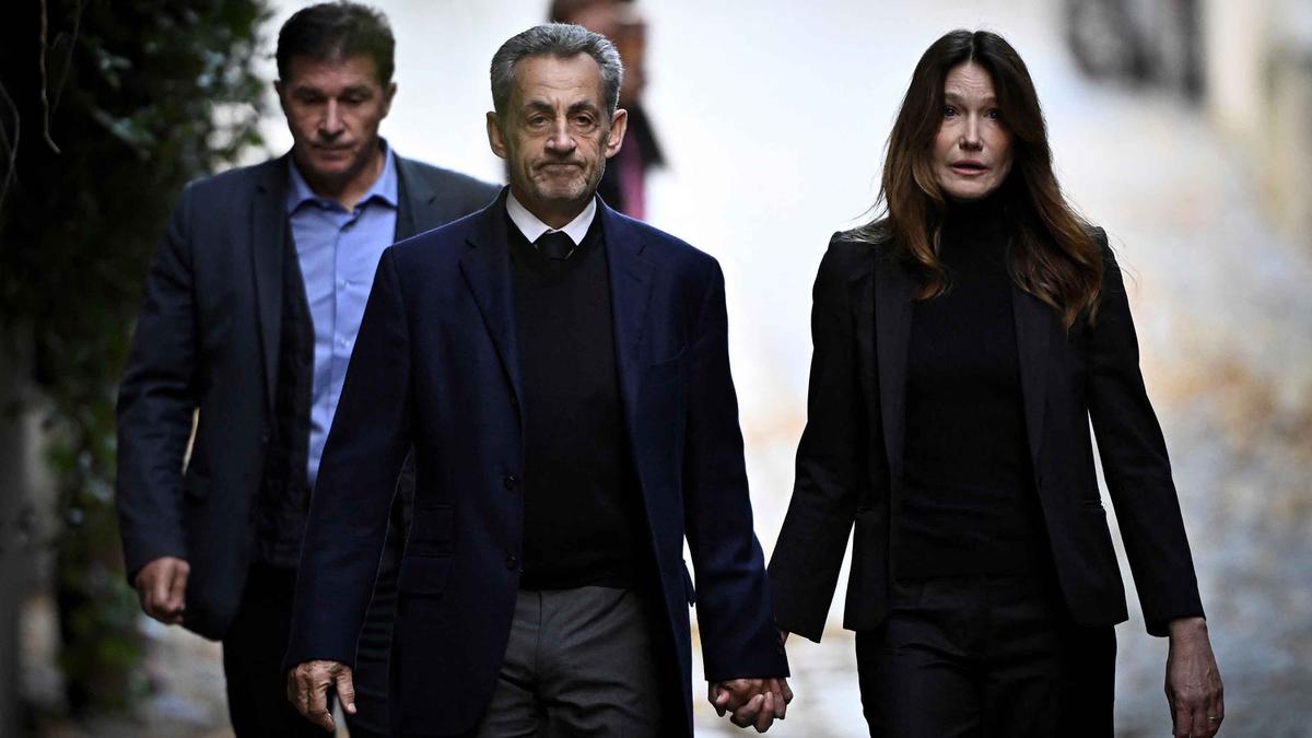 Dibawa ke Penjara, Mantan Presiden Prancis Nicolas Sarkozy Gandeng Tangan Istri