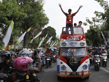 Peraih emas bulutangkis Olimpiade Rio 2016, Tontowi Ahmad dan Liliyana Natsir, melakukan kirab melewati jalan-jalan utama kota Kudus, Kamis (1/9/2016). (Bola.com/Arief Bagus)