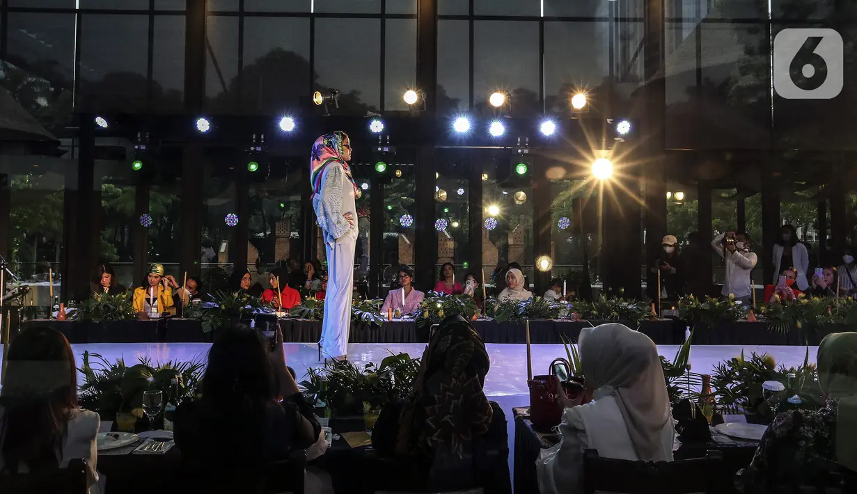 Model mengenakan koleksi scarf dari Sroja saat peluncuran di Jakarta, Sabtu (26/3/2022). Scarf Sroja memiliki bahan dasar Armani Silk yang sangat cocok dipadupadankan dengan seluruh pattern edisi Foliage. (Liputan6.com/Johan Tallo)