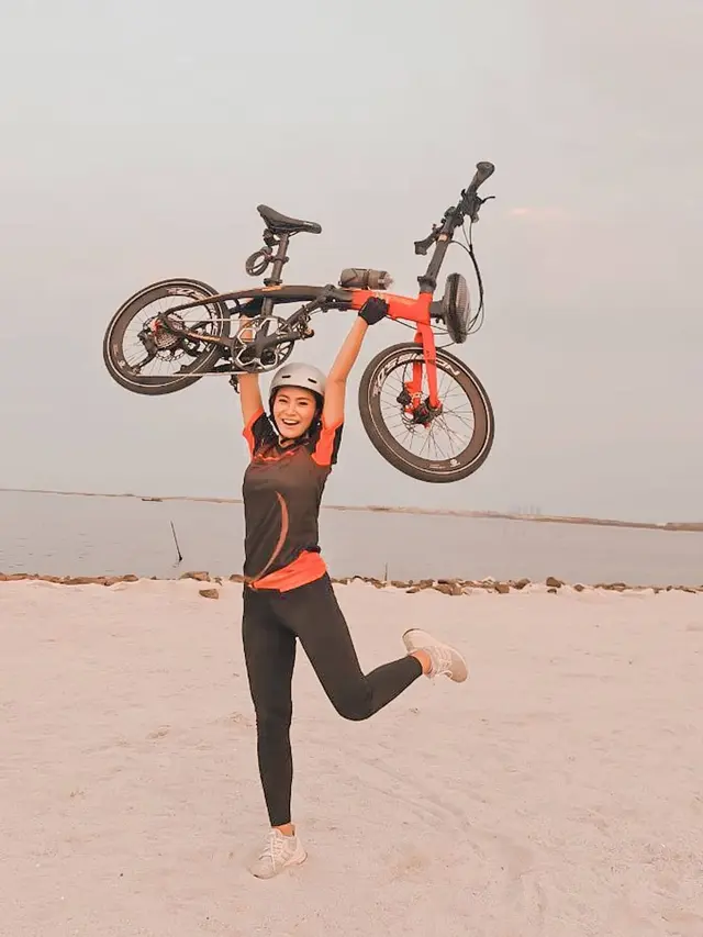 Meski Sibuk Syuting, Ini 6 Potret Sporty Metta Permadi saat Olahraga