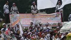 Ribuan guru honorer dari PGRI membentangkan spanduk saat menggelar aksi mogok dan unjuk rasa di depan gedung DPR/MPR, Jakarta, Selasa (15/9). Para guru honorer itu menuntut Pemerintah mengangkat mereka menjadi PNS. (Liputan6.com/Johan Tallo)