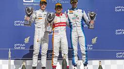 2.	Rio Haryanto berpose di podium bersama peringkat 2, Stoffel Vandoorne (kiri) dan peringkat 3, Nathanael Berthon. (photo by gp2series)