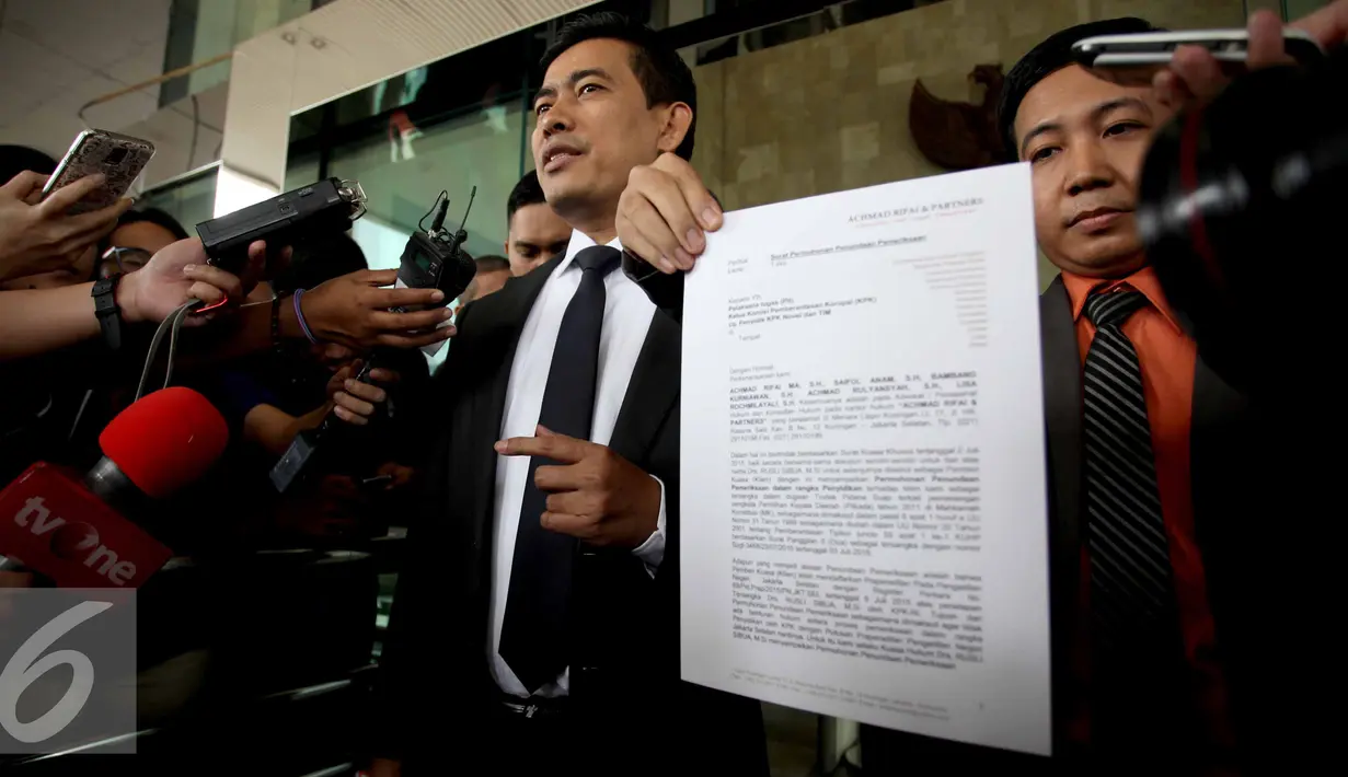 Penasehat hukum Bupati Kepulauan Morotai, Maluku Utara Rusli Sibua memperlihatkan sebuah surat di KPK, Jakarta, Selasa (7/7/2015). Rifai menjelaskan kliennya tidak bisa hadir di KPK karena sedang mengurus Praperadilan. (Liputan6.com/Helmi Afandi)