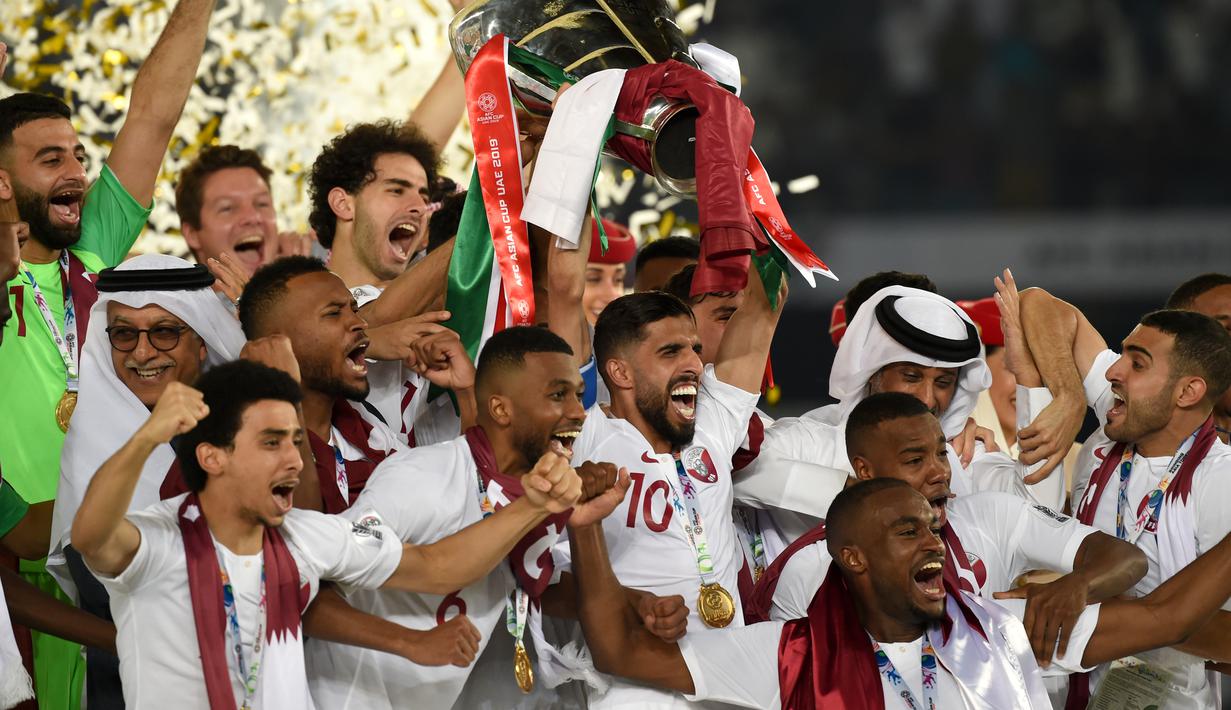 Para pemain Qatar merayakan gelar juara Piala Asia 2019 usai mengalahkan Jepang pada laga final di Stadion Zayed Sports City, Abu Dhabi, Jumat (1/2). Qatar menang 3-1 atas Jepang. (AFP/Roslan Rahman)