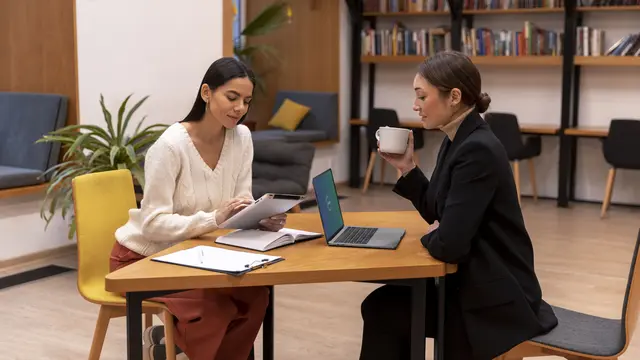 Dua orang perempuan sedang berdiskusi di kantor (Foto Dok: Freepik/freepik)