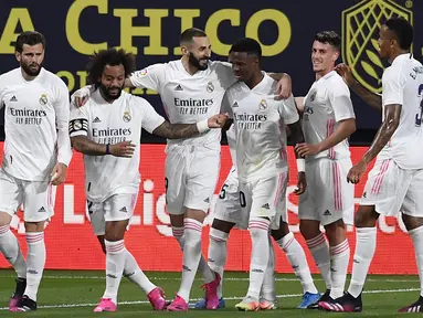 Pemain Real Madrid Karim Benzema (ketiga kiri) merayakan bersama rekan satu timnya usai mencetak gol ke gawang Cadiz pada pertandingan La Liga Spanyol di Stadion Ramon Carranza, Cadiz, Spanyol, Rabu (21/4/2021). Real Madrid menang 3-0. (AP Photo/Jose Breton)