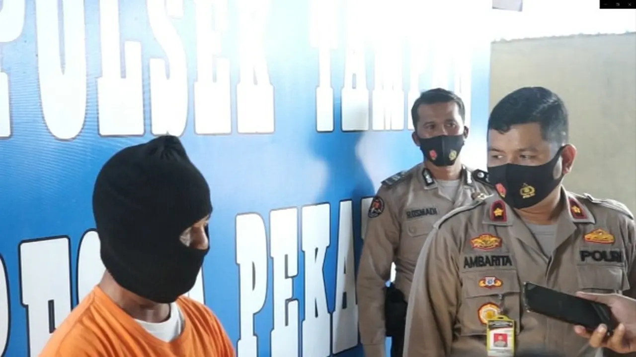 Kepala Polsek Tampan berbincang dengan pelaku pencabulan anak tiri.