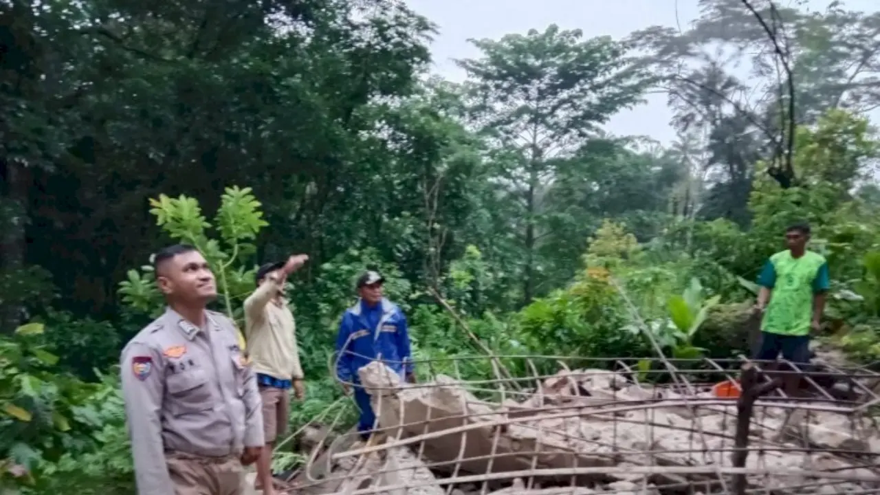 Rumah warga di Manggarai Timur, NTT ambruk dihantam angin kencang