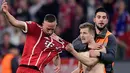 Seorang suporter menghampiri dan menarik jersey pemain Bayern Munchen,  Franck Ribery usai leg pertama semifinal Liga Champions melawan Real Madrid di Allianz Arena, Rabu (25/4). Ribery terlihat sempat kehilangan sedikit keseimbangan. (AFP/JAVIER SORIANO)