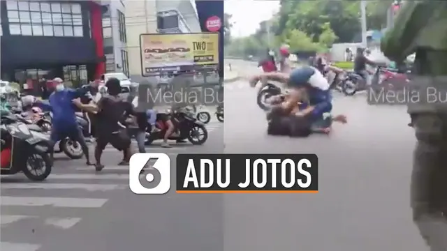 Beberapa warga dan pengendara motor lain sempat melerai perkelahian keduanya.