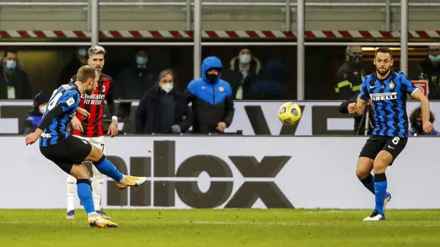 FOTO: Diwarnai Perkelahian, AC Milan Taklukkan Inter Milan di San Siro