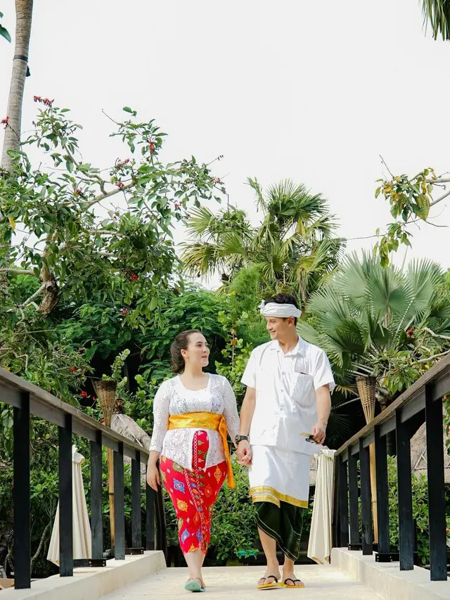 7 Potret Lucky Perdana dan Lidi Brugman Tampil Kompak dengan Busana Khas Bali