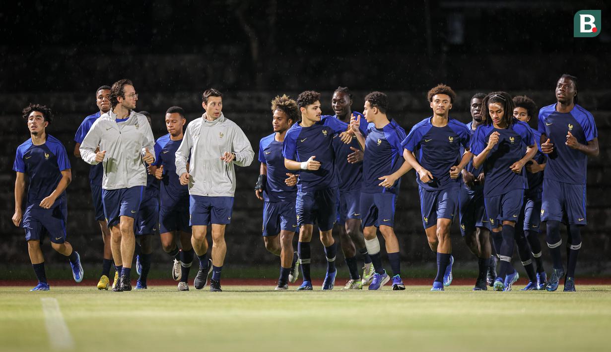 Sejumlah pemain Timnas Prancis U-17 melakukan pemanasan saat latihan di bawah hujan jelang laga final Piala Dunia U-17 2023 melawan Timnas Jerman U-17 di Stadion Sriwedari, Solo, Jawa Tengah, Kamis (30/11/2023). (Bola.com/Bagaskara Lazuardi)