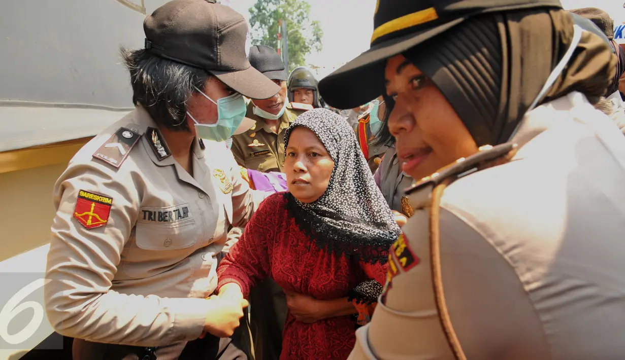 Petugas Satpol PP dan anggota Kepolisian saat mengevakuasi warga Tanah Tinggi, Tangerang, Selasa, (14/3). Pemprov Kota Tangerang membongkar rumah warga Tanah Tinggi karena tak memiliki surat ijin tinggal yang resmi. (Liputan6.com/Faisal R Syam)