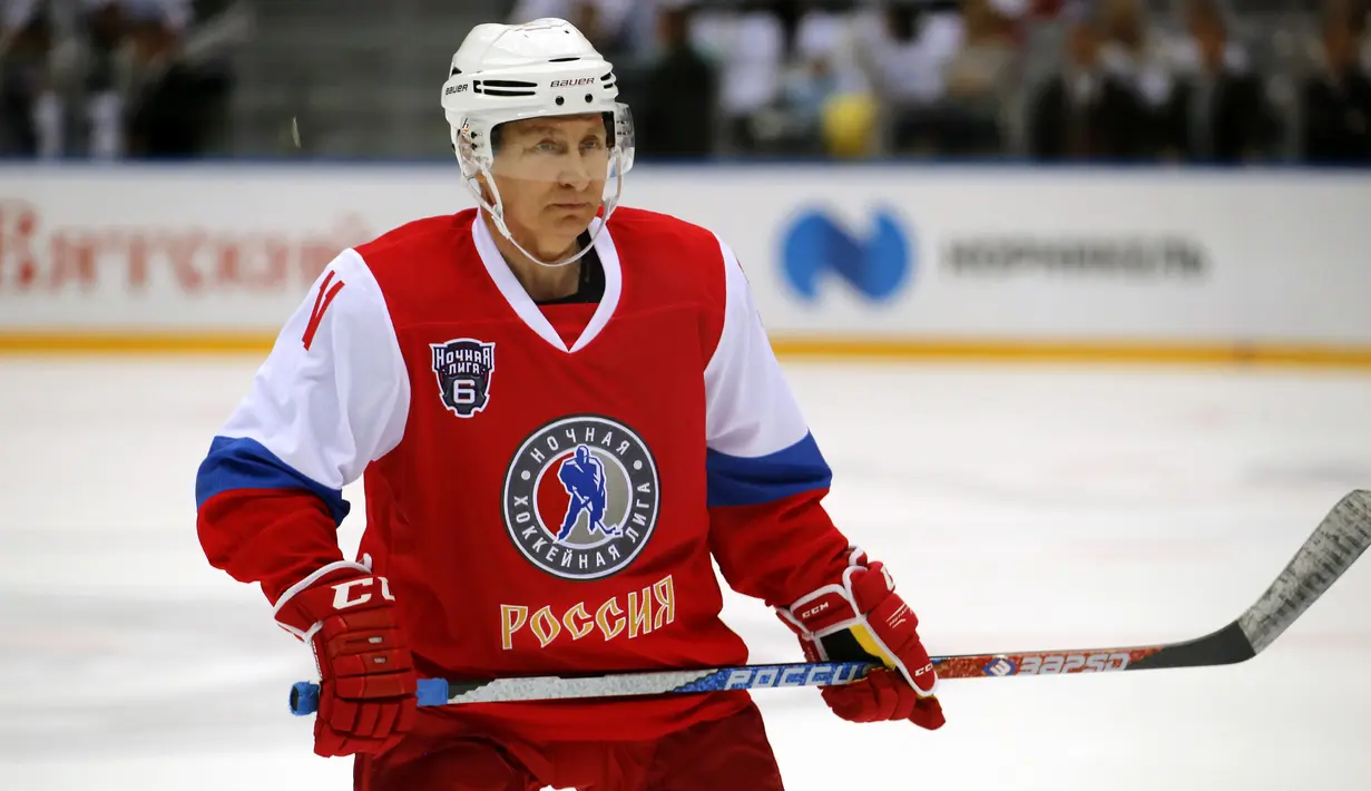 Ekspresi Presiden Rusia, Vladimir Putin saat bermain hoki es dalam pertandingan persahabatan Night League di Sochi, Rusia, (10/5). Dalam pertandingan persahabatan ini Putin mencetak 7 poin. (AFP Photo/Pool/Yuri Kochetkov) 