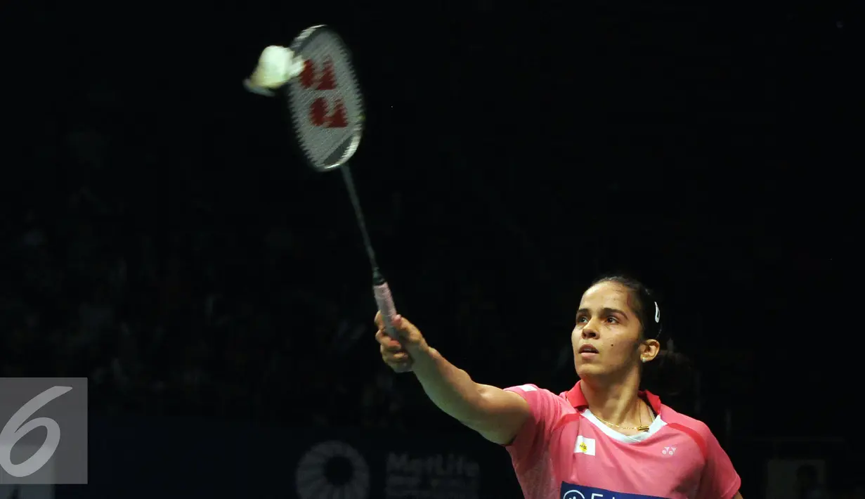 Aksi pebulutangkis tunggal puteri India, Saina Nehwal mengembalikan bola saat laga melawan Pai Yu Po (Taiwan) di BCA Indonesia Open 2016 di Istora Senayan, Jakarta, Selasa (31/5/2016). Saina unggul 21-11, 19-21, 21-15. (Liputan6.com/Helmi Fithriansyah)
