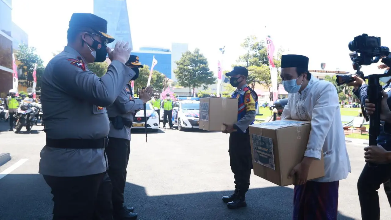 Pembagian daging kurban door to door di Jatim. (Dian Kurniawan/Liputan6.com)