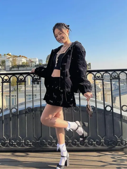 Jika tahun lalu Jennie tampil memesona dalam balutan busana warna merah. Kali ini, Jennie dibalut outfit serba hitam dari ujung kepala hingga kaki dari brand Chanel. (Instagram/jennierubyjane).
