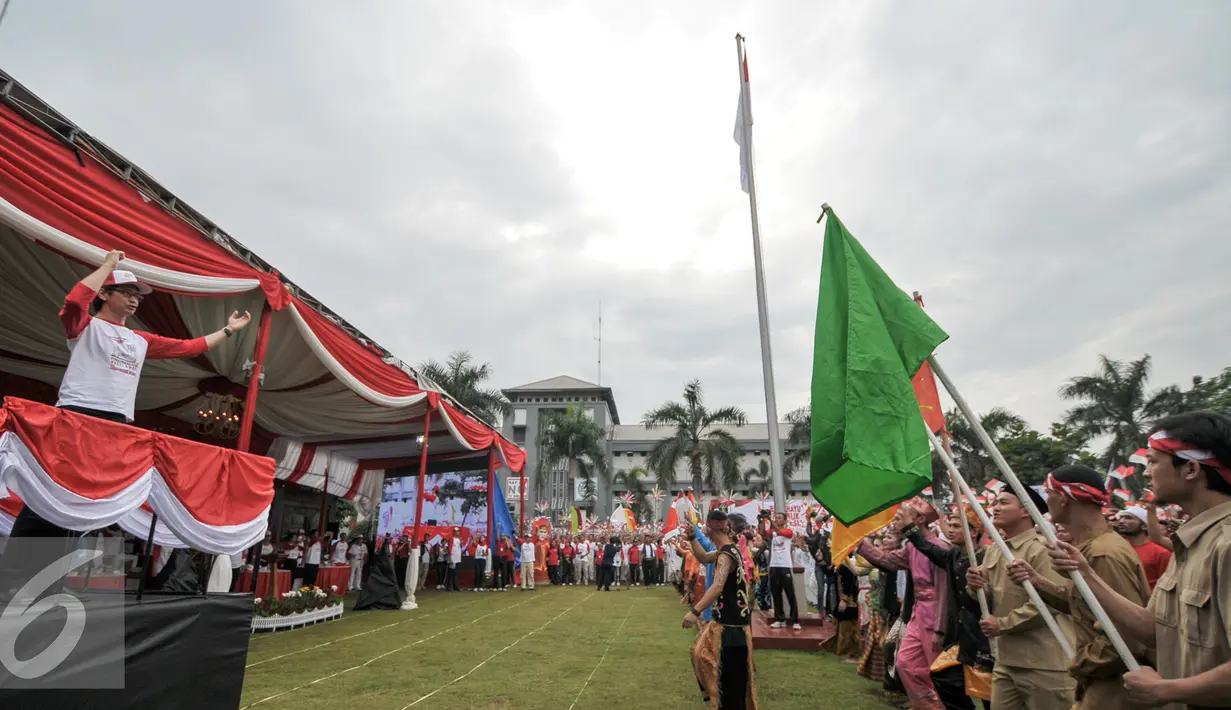 Komposer Adi MS memimpin warga binaan Lapas Narkotika Cipinang menyanyikan lagu Hari Merdeka di LP Cipinang, Jakarta, Senin (15/8). Kegiatan bernyanyi secara serentak oleh 150 ribu peserta  ini mencetak rekor MURI. (Liputan6.com/Yoppy Renato)