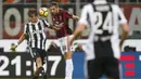 Striker Juventus, Paulo Dybala, duel udara dengan bek AC Milan, Ricardo Rodriguez, pada laga Serie A di Stadion San Siro, Sabtu (28/10/2017). AC Milan Takluk 0-2 dari Juventus. (AP/Antonio Calanni)