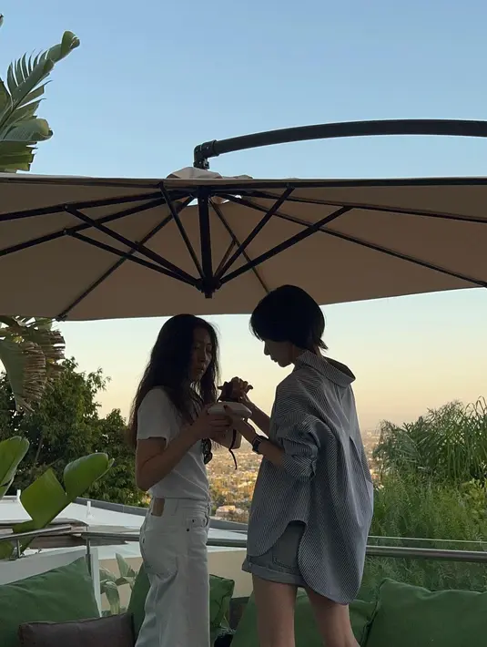 Mereka terlihat kompak sedang menikmati suasana menjelang musim panas di taman dan kolam renang. (Instagram @hoooooyeony)