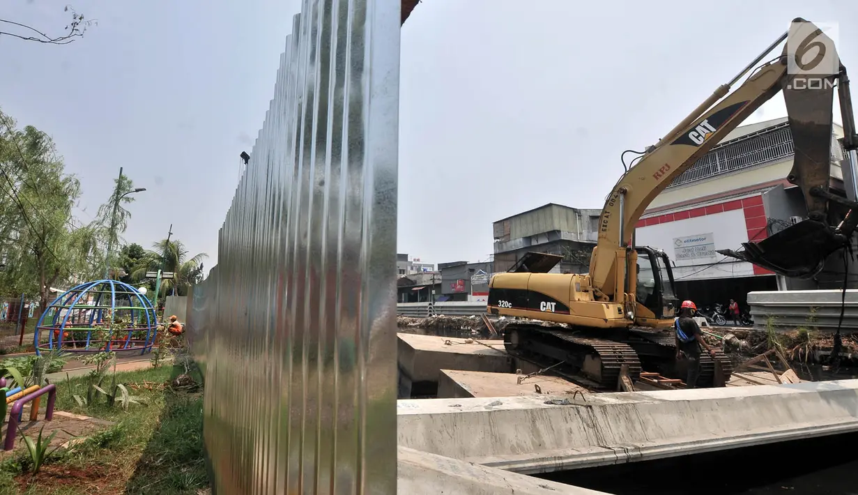 Pemasangan turap di sebelah Ruang Publik Terpadu Ramah Anak (RPTRA) Krendang, Tambora, Jakarta, Kamis (25/10). Kelurahan Krendang menutup sementara RPTRA yang memiliki luas 2.692 meter persegi tersebut. (Merdeka.com/Iqbal Nugroho)