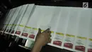 Petugas saat mencetak surat suara legislatif di Kompas Gramedia, Jakarta, Minggu (20/1). Surat suara yang dicetak serentak di sejumlah percetakan lima konsorsium ditambah satu perseroan terbatas selama tiga bulan ke depan. (Merdeka.com/Iqbal S. Nugroho)