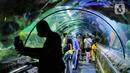 Wisatawan melihat ikan di tempat wisata kawasan Ancol, Jakarta, Minggu (8/1/2023). Saat ini kinerja sektor pariwisata dan ekonomi kreatif pada 2023 dihadapkan dengan target yang cukup tinggi. Kunjungan wisman diharapkan mencapai angka 7,4 juta dan wisatawan nusantara mencapai 1,2-1,4 miliar pergerakan. (Liputan6.com/Angga Yuniar)