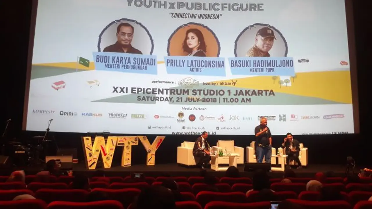 Menteri Perhubungan Budi Kayra Sumadi dan  Menteri UPR Basuki Hadimuljono menjadi narasumber dalam Talkhshow Diskusi Publik We The Youth, Sabtu (21/7/2018). (Dwi Aditya Putra/Merdeka.com)