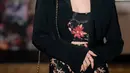 Zee hadir mengenakan luaran blazer crop dipadukan setelan motif batik dari atasan tube dan high waist skirt nya. [@zeeasadel]
