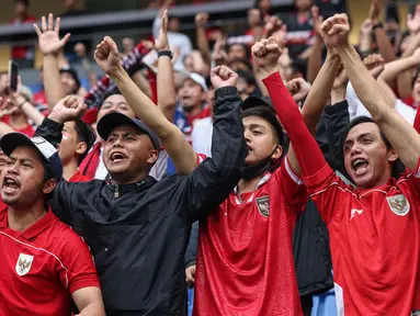 Para suporter Timnas Indonesia memberikan dukungan kepada timnya dalam laga terakhir Grup C Putaran Ketiga Kualifikasi Piala Dunia 2026 melawan Jepang di Suita Stadium, Jepang, Selasa (10/06/2025). (AFP/Paul Miller)