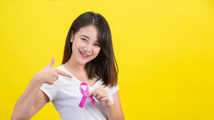 Langkah pertama yang bisa dilakukan adalah memeriksa payudara secara visual di depan cermin.