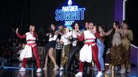 Sejumlah pemain Timnas Wanita Indonesia ikut menari bersama Wika Salim ketika menyanyikan theme song Timnas Indonesia berjudul Bersama Garuda saat PSSI Partner Summit yang berlangsung di Hotel JW Marriot, Jakarta, Rabu (27/09/2023). (Bola.com/Bagaskara Lazuardi)
