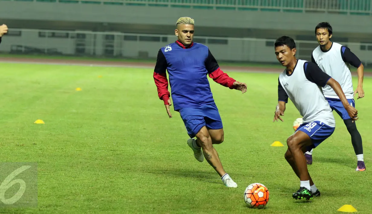 Pemain Arema FC, Cristian Gonzales (kiri) berebut bola saat latihan uji lapangan jelang final Piala Presiden 2017 di Stadion Pakansari, Bogor, Jumat (10/3). Di final, Arema FC akan berlaga melawan PBFC, Minggu (12/3).(Liputan6.com/Helmi Fithriansyah)