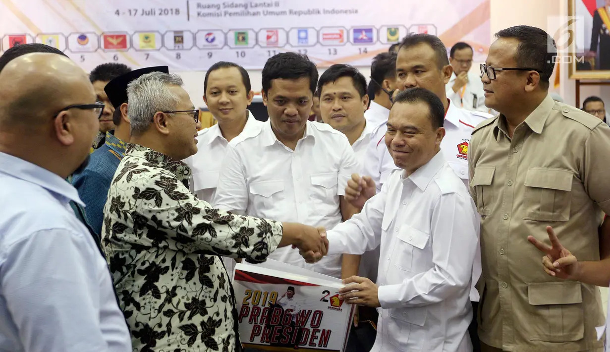 Wakil Ketua Umum Partai Gerindra Sufmi Dasco Ahmad (kedua kanan) bersama pengurus DPP Gerindra menyerahkan berkas pengajuan bakal caleg kepada Ketua KPU Arief Budiman di kantor KPU, Jakarta, Selasa (17/7). (Liputan6.com/Johan Tallo)