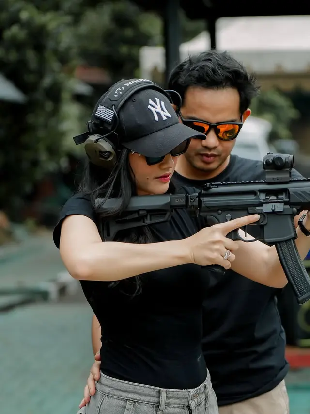 Febby Rastanty saat Latihan Menembak menggunakan topi hitam. [@febbyrastanty]