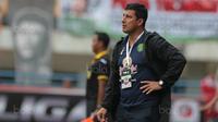 Pelatih Persebaya, Angel Alfredo Vera saat memimpin timnya melawan PSPS Riau pada laga 8 Besar Liga 2 Grup Y di Stadion GBLA, Bandung, Sabtu (18/11/2017). Persebaya Menang 1-0. (Bola.com/Nicklas Hanoatubun)