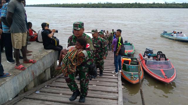 Satgas Kesehatan TNI Beri Vaksin Campak di Asmat