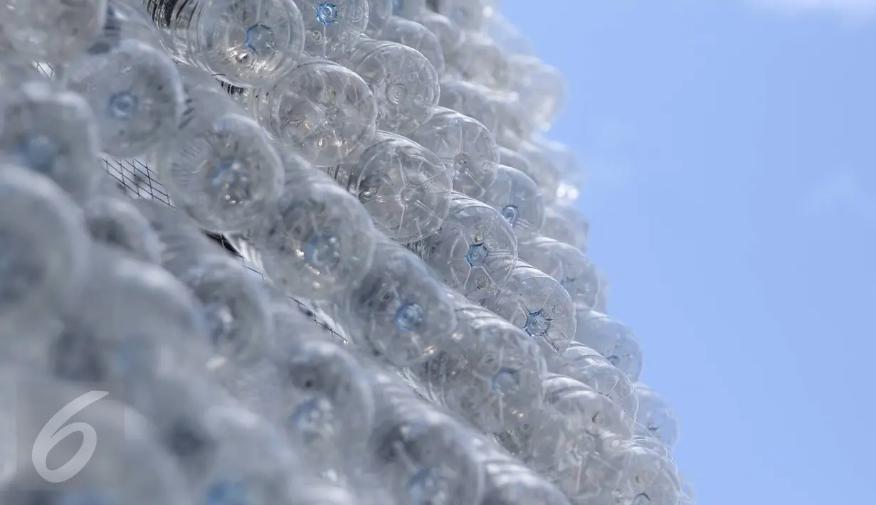 Pohon Natal berbahan limbah botol plastik di halaman Gereja Kristen Pasundan Jemaat Depok, Jawa Barat, Kamis (22/12). Pohon Natal setinggi 12 meter tersebut dibuat dari 6.000 botol plastik bekas untuk menyambut Hari Natal. (Liputan6.com/Immanuel Antonius)