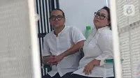 Dua terdakwa kasus dugaan penyalahgunaan narkotika Tri Retno Prayudati atau Nunung (kanan) dan suaminya July Jan Sambiran (kiri) bersiap menjalani sidang di PN Jakarta Selatan, Rabu (27/11/2019). Nunung dan July akan menjalani sidang putusan. (Liputan6.com/Herman Zakharia)