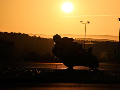 Sebuah siluet seorang pembalap saat berkompetisi dalam ajang 24 Hours of Le Mans yang berlangsung di Sirkuit Bugatti, Prancis, 19 April 2026 waktu setempat. (AFP/Julien De Rosa)