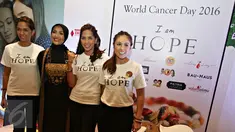 Aktris Wulan Guritno (kanan) berpose bersama tim produser film 'I am Hope' di TIM, Jakarta, Kamis (4/2/2016). Acara tersebut diadakan sebagai bagian dari peringatan Hari Kanker Sedunia pada 4 Februari (Liputan6.com/Immanuel Antonius)