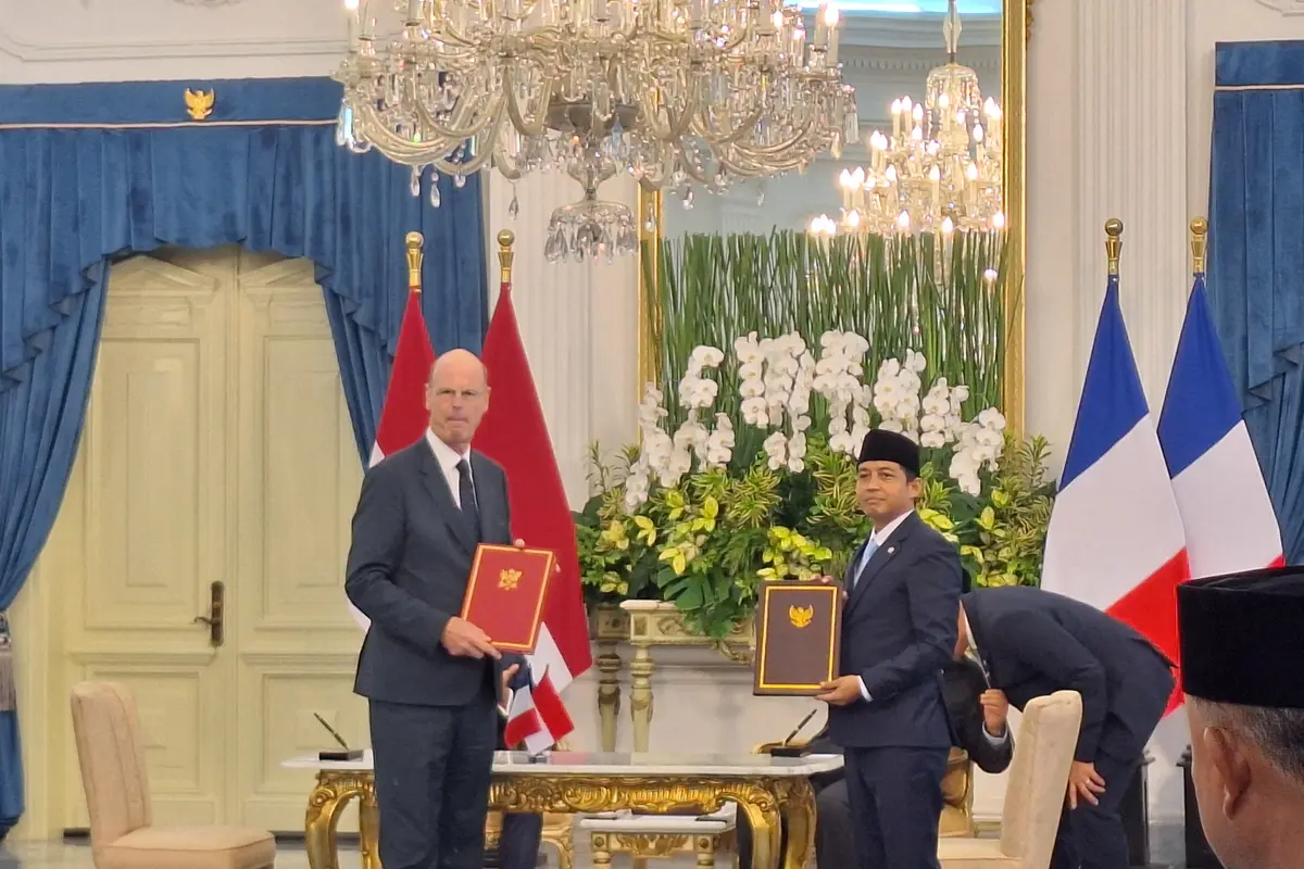 Menteri Kehutanan Raja Juli Antoni menandatangani dokumen kerja sama dengan  disaksikan langsung oleh Presiden Prabowo Subianto dan Presiden Prancis, Emmanuel Macron di Istana Negara, Jakarta.