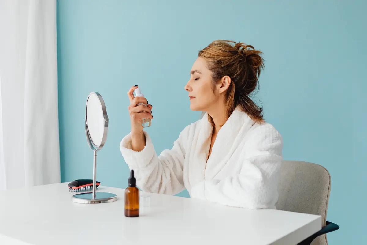3 Cara Mudah Memakai Face Mist untuk Dapatkan Kulit Wajah Tetap Lembap