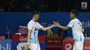 Pebulu tangkis ganda putra Indonesia, Fajar Alfian/M Rian Ardianto saat melawan Huang Kai Xiang/Liu Cheng (China) di Babak 32 besar Indonesia Open 2019 di Istora Senayan, Jakarta, Rabu (17/7/2019). Fajar/Rian unggul 18-21, 21-14, 21-16. (Liputan6.com/Helmi Fitrhiansyah)