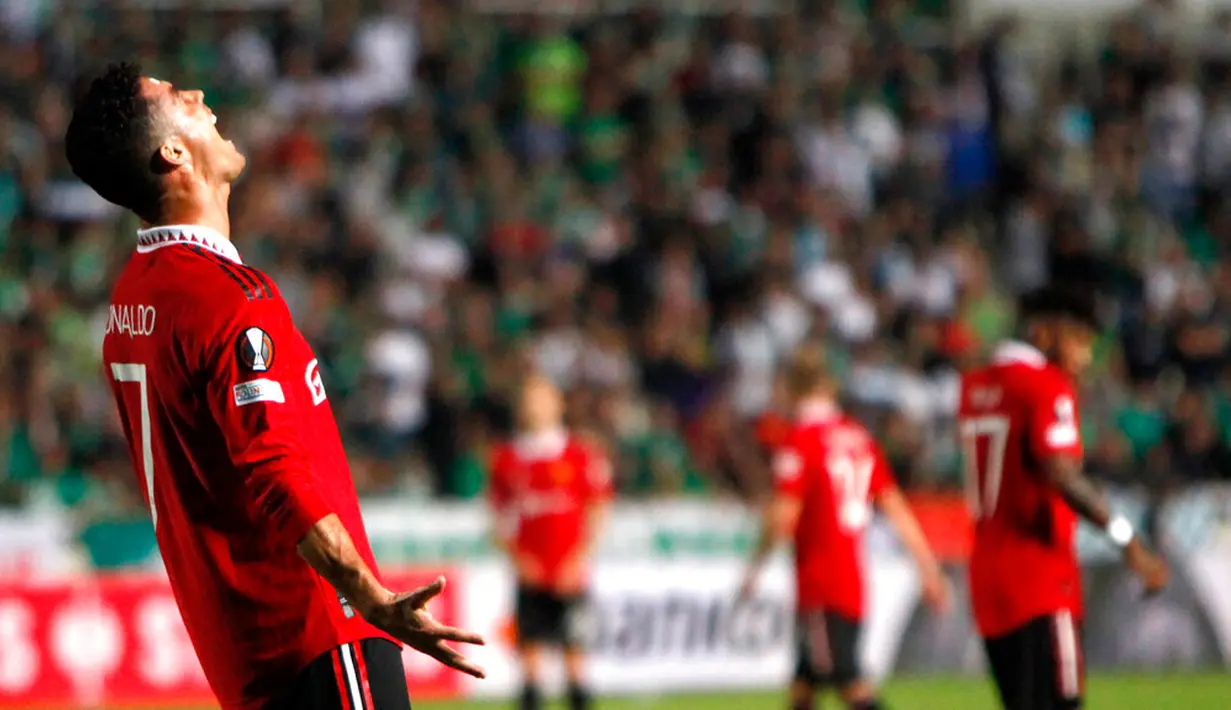 Pemain Manchester United Cristiano Ronaldo (kiri) bereaksi setelah melewatkan peluang untuk mencetak gol ke gawang Omonia pada pertandingan sepak bola Grup E Liga Europa di Stadion GSP, Nicosia, Siprus, 6 Oktober 2022. Manchester United menang 3-2 atas Omonia. (AP Photo/Maria Karadjias)